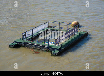 Flussreinigungsgerät an der Themse, London. Stockfoto