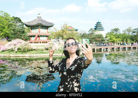 Südkorea, Seoul, Frau eine selfie mit Smartphone bei Gyeongbokgung Palast Stockfoto