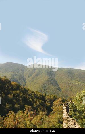 Cirrus uncinus Wolkenbildung, über das verlassene Dorf vecchio connio, carrega Ligure, in der Region Piemont, Norditalien. Stockfoto