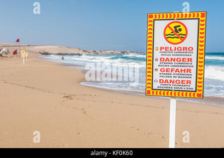 Warnschild, starke Strömungen und Felsen unter Wasser, Parque Natural de las Dunas de Corralejo, Fuerteventura, Kanarische Inseln, Spanien Stockfoto