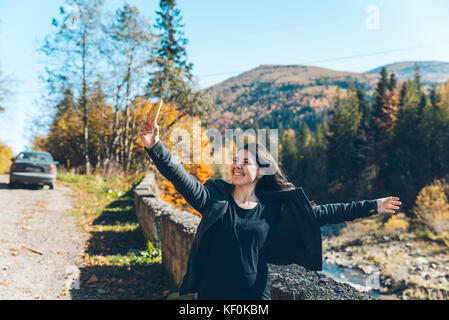 Frau unter Bild der Karpaten mointains im Herbst Stockfoto