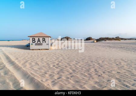 Geschlossen Beach Bar (Chiringuito) im Strand, Parque Natural de las Dunas de Corralejo, Fuerteventura, Kanarische Inseln, Spanien Stockfoto