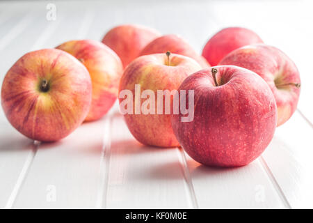 Frische rote Äpfel am weißen Tisch. Stockfoto