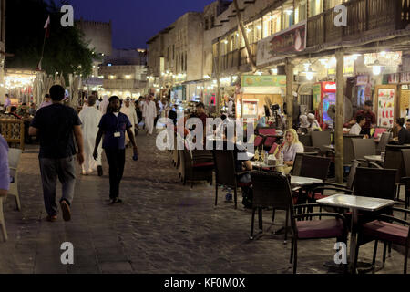 Souq Waqif, Doha, Katar - Oktober 23, 2017: ein Abend rund um den Kaffee Geschäfte der Hauptstraße in Katar Prunkstück Markt. Stockfoto