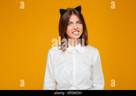 Foto der emotionalen junge Dame in crazy Cat halloween kostüm über Gelb gekleidet. Stockfoto