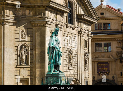 Prag, Tschechische Republik - 7. Oktober 2017: Statue von Kaiser Karl IV., dem Heiligen Römischen Kaiser und König von Böhmen, entworfen von Arnost J. Hähnel und r. Stockfoto