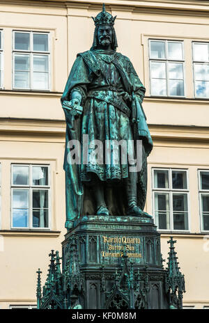 Prag, Tschechische Republik: Statue von Kaiser Karl IV., dem Heiligen Römischen Kaiser und König von Böhmen, entworfen von Arnost J. Hähnel und enthüllt im Jahr 1849. Stockfoto