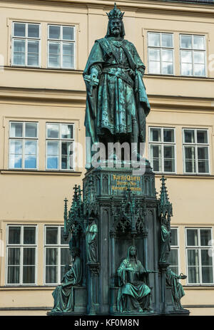 Prag, Tschechische Republik: Statue von Kaiser Karl IV., dem Heiligen Römischen Kaiser und König von Böhmen, entworfen von Arnost J. Hähnel und enthüllt im Jahr 1849. Stockfoto