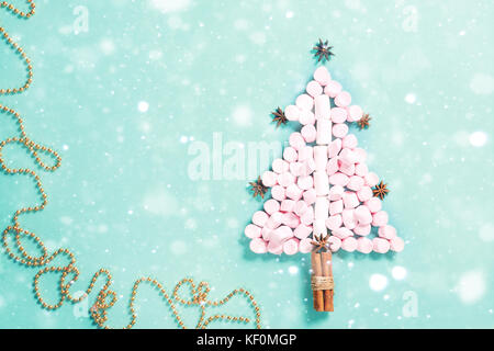 Tanne Baum Silhouette von rosa Marshmallows auf blauem Hintergrund. Weihnachten Konzept, neues Jahr Urlaub Winter Stockfoto
