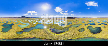 Gegend mit vielen Seen/Teiche von erstaunliche Formen und Farben zwischen den Bergen im Hochland von Island (Hi-res Antenne 360 Grad Panorama). Stockfoto