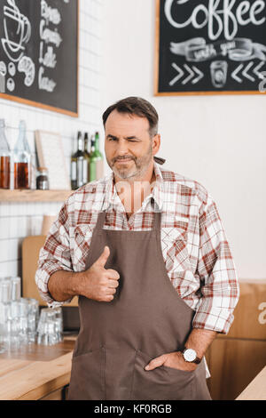 Barkeeper mit Daumen hoch Stockfoto