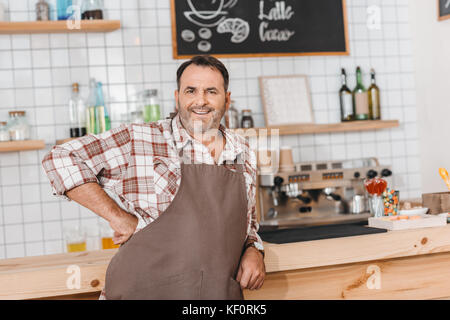 Barkeeper saß an der Theke Stockfoto