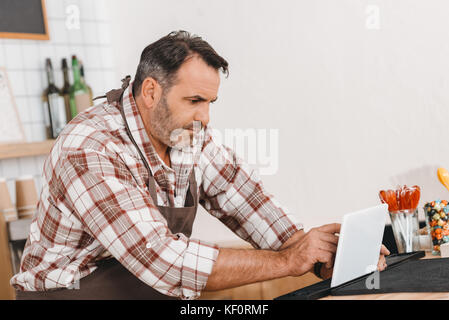 Barkeeper mit Tablet Stockfoto