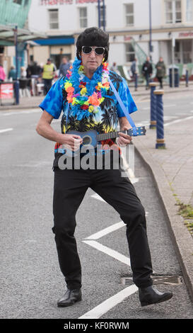 Elvis-Fans und Tribute-Künstler nehmen an dem Porthcawl Elvis Festival 2017 Teil. Die Darsteller singen beim Best Festival Elvis Competition und führen Showcases in den lokalen Pubs und Hotels auf: Atmosphäre Where: Porthcawl, Großbritannien Wann: 23 Sep 2017 Credit: John Rainford/WENN.com Stockfoto