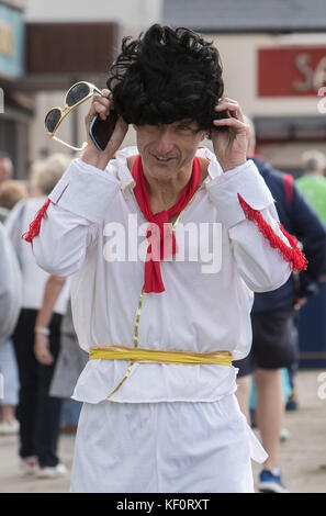 Elvis-Fans und Tribute-Künstler nehmen an dem Porthcawl Elvis Festival 2017 Teil. Die Darsteller singen beim Best Festival Elvis Competition und führen Showcases in den lokalen Pubs und Hotels auf: Atmosphäre Where: Porthcawl, Großbritannien Wann: 23 Sep 2017 Credit: John Rainford/WENN.com Stockfoto