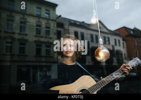 Porträt der jungen blonden Frau Stockfoto