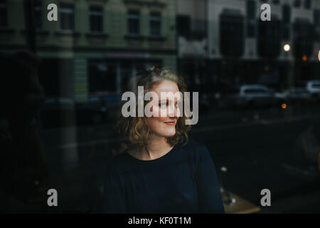 Porträt der jungen blonden Frau Stockfoto