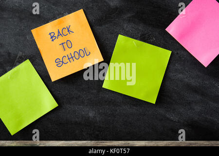 Bunte stick Notizen auf der Tafel im Hintergrund. Copyspace. Stockfoto