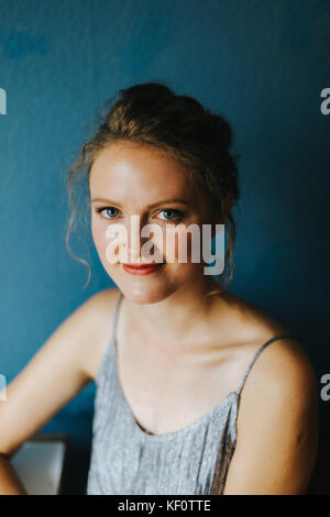 Portrait junge blonde Frau lächelnd Stockfoto