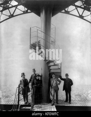 Gustave Eiffel und vier andere Leute auf dem Gipfel der Eiffelturm, 1889 Stockfoto