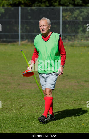 Männer während ein Älterer wandern Fußball Training Stockfoto