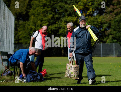 Männer während ein Älterer wandern Fußball Training Stockfoto