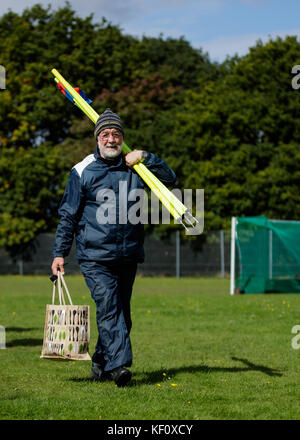 Männer während ein Älterer wandern Fußball Training Stockfoto