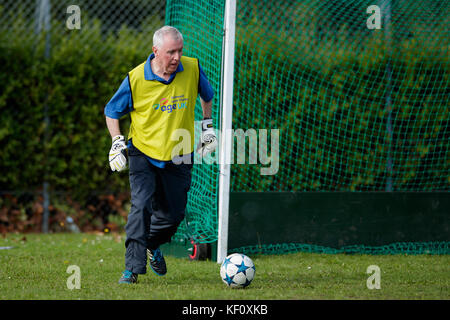 Männer während ein Älterer wandern Fußball Training Stockfoto