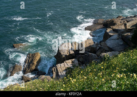 Große Steinblöcke am Meer, Felsen an der Küste von Gijon in Spanien Stockfoto