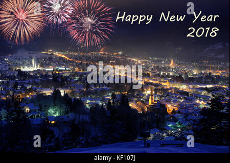 Silvester Nacht 2018 mit Feuerwerk über der Stadt Garmisch in Bayern, Deutschland Stockfoto