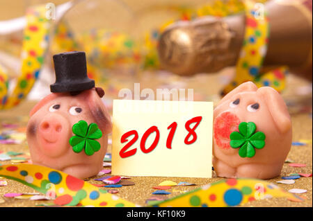 Marzipan Glücksbringer für das neue Jahr 2018 Stockfoto