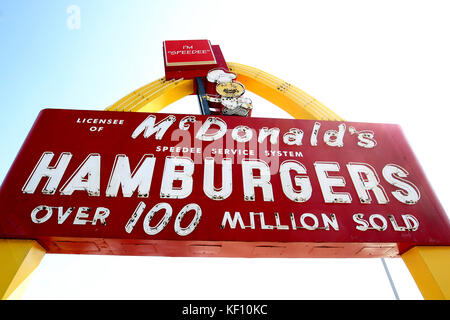 Oldtimer und historische McDonald's Zeichen 1959 in Green Bay, Wisconsin. Die erste McDonald's in Green Bay, Wisconsin, USA. Stockfoto