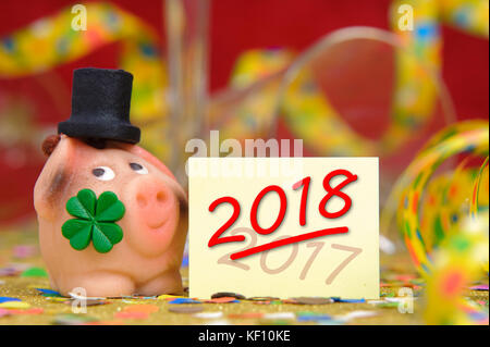 Marzipan Glücksbringer für das neue Jahr 2018 Stockfoto