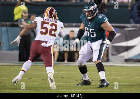 Oktober 23, 2017: Philadelphia Eagles beleidigender Gerät Lane Johnson (65), die in Aktion gegen die Washington Redskins außerhalb Linebacker Ryan Anderson (52) Während der NFL Spiel zwischen den Washington Redskins und die Philadelphia Eagles am Lincoln Financial Field in Philadelphia, Pennsylvania. Die Philadelphia Eagles gewonnen 34-24. Christopher Szagola/CSM Stockfoto