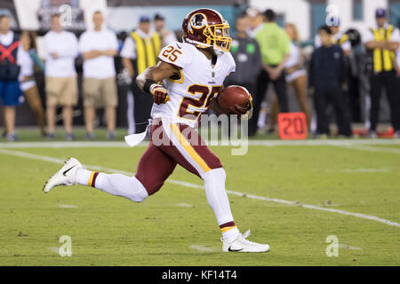 Oktober 23, 2017: Washington Redskins zurück läuft, Chris Thompson (25), die in Aktion während der NFL Spiel zwischen den Washington Redskins und die Philadelphia Eagles am Lincoln Financial Field in Philadelphia, Pennsylvania. Die Philadelphia Eagles gewonnen 34-24. Christopher Szagola/CSM