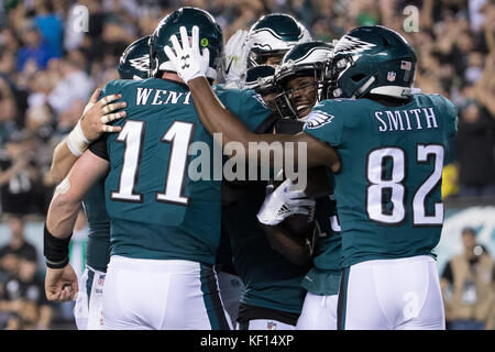 Oktober 23, 2017: Philadelphia Eagles wide receiver Nelson Agholor (13) feiert seinen Touchdown mit Mannschaftskameraden während der NFL Spiel zwischen den Washington Redskins und die Philadelphia Eagles am Lincoln Financial Field in Philadelphia, Pennsylvania. Die Philadelphia Eagles gewonnen 34-24. Christopher Szagola/CSM Stockfoto