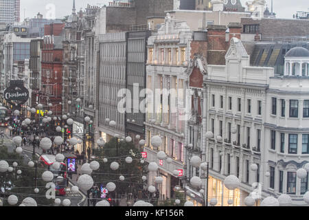 London, Großbritannien. 24 Okt, 2017. große Kugeln wie fallende Schneeflocken zieren die Länge der Oxford Street für Weihnachten vor dem Einschalten dieses Weihnachten die Nächstenliebe nspcc in Partnerschaft mit Sky Cinema Kinder" wird Geld für childline mit einer Kampagne "light bis Weihnachten'. Die Oxford Street ist in Europa einer der geschäftigsten Shopping Bereich. Credit: Amer ghazzal/alamy Leben Nachrichten heben Stockfoto