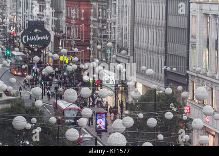 London, Großbritannien. 24 Okt, 2017. große Kugeln wie fallende Schneeflocken zieren die Länge der Oxford Street für Weihnachten vor dem Einschalten dieses Weihnachten die Nächstenliebe nspcc in Partnerschaft mit Sky Cinema Kinder" wird Geld für childline mit einer Kampagne "light bis Weihnachten'. Die Oxford Street ist in Europa einer der geschäftigsten Shopping Bereich. Credit: Amer ghazzal/alamy Leben Nachrichten heben Stockfoto