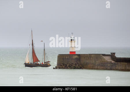 Newhaven, East Sussex, UK. 24. Oktober 2017. Die segeln Ketsch Nordlys Ankunft im Hafen von Laboe bis 1000 Liter organische Portugiesisch Olivenöl liefern, in der ersten CO2-Transport seiner Art. Ist das Öl für Steckdosen in Brighton und London bestimmt. Die Romantik der Reise war etwas getrübt, wenn das Schiff neben einem riesigen Haufen Schrott auf dem quaside angelegt wurde. © Peter Cripps/Alamy leben Nachrichten Stockfoto