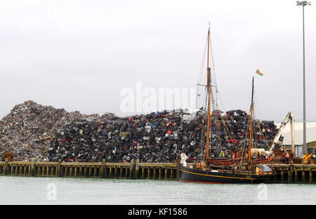 Newhaven, East Sussex, UK. 24. Oktober 2017. Die segeln Ketsch Nordlys Ankunft im Hafen von Laboe bis 1000 Liter organische Portugiesisch Olivenöl liefern, in der ersten CO2-Transport seiner Art. Ist das Öl für Steckdosen in Brighton und London bestimmt. Die Romantik der Reise war etwas getrübt, wenn das Schiff neben einem riesigen Haufen Schrott auf dem quaside angelegt wurde. © Peter Cripps/Alamy leben Nachrichten Stockfoto