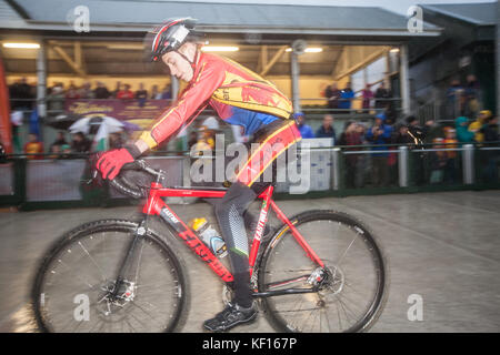 Carmarthen, Camarthenshire, Wales, UK. 24. Oktober, 2017. Radfahrer aus Towy Mitfahrer Fahrrad Club, die Nabe Club für dieses renovierte Velodrome. Die Eröffnung cremony wurde im strömenden Regen durch den Bürgermeister von Carmarthen statt. Das Velodrom, die ursprünglich im Jahr 1900 eröffnet wurde, ist das nur im konkreten Radweg der Welt. Es ist grösser als ein Hallenbad velodrome. Eine der ältesten freien velodromes am Dienstag, den 24. Oktober 2017 wieder eröffnet. Credit: Paul Quayle/Alamy leben Nachrichten Stockfoto