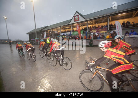 Carmarthen, Camarthenshire, Wales, UK. 24. Oktober, 2017. Radfahrer aus Towy Mitfahrer Fahrrad Club, die Nabe Club für dieses renovierte Velodrome. Die Eröffnung cremony wurde im strömenden Regen durch den Bürgermeister von Carmarthen statt. Das Velodrom, die ursprünglich im Jahr 1900 eröffnet wurde, ist das nur im konkreten Radweg der Welt. Es ist grösser als ein Hallenbad velodrome. Eine der ältesten freien velodromes am Dienstag, den 24. Oktober 2017 wieder eröffnet. Credit: Paul Quayle/Alamy leben Nachrichten Stockfoto