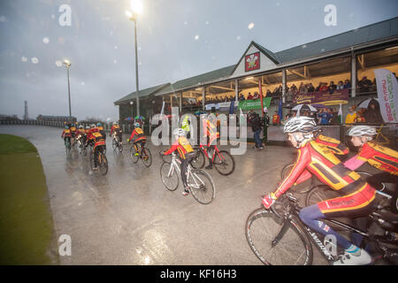 Carmarthen, Camarthenshire, Wales, UK. 24. Oktober, 2017. Radfahrer aus Towy Mitfahrer Fahrrad Club, die Nabe Club für dieses renovierte Velodrome. Die Eröffnung cremony wurde im strömenden Regen durch den Bürgermeister von Carmarthen statt. Das Velodrom, die ursprünglich im Jahr 1900 eröffnet wurde, ist das nur im konkreten Radweg der Welt. Es ist grösser als ein Hallenbad velodrome. Eine der ältesten freien velodromes am Dienstag, den 24. Oktober 2017 wieder eröffnet. Credit: Paul Quayle/Alamy leben Nachrichten Stockfoto