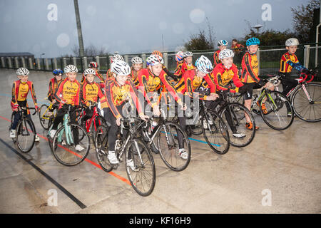 Carmarthen, Camarthenshire, Wales, UK. 24. Oktober, 2017. Radfahrer aus Towy Mitfahrer Fahrrad Club, die Nabe Club für dieses renovierte Velodrome. Die Eröffnung cremony wurde im strömenden Regen durch den Bürgermeister von Carmarthen statt. Das Velodrom, die ursprünglich im Jahr 1900 eröffnet wurde, ist das nur im konkreten Radweg der Welt. Es ist grösser als ein Hallenbad velodrome. Eine der ältesten freien velodromes am Dienstag, den 24. Oktober 2017 wieder eröffnet. Credit: Paul Quayle/Alamy leben Nachrichten Stockfoto