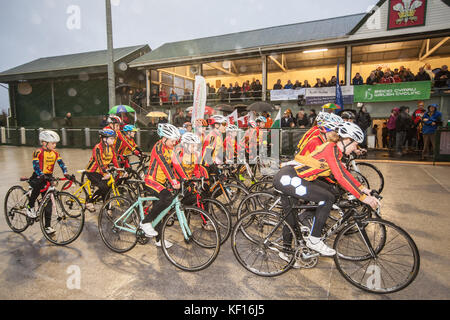 Carmarthen, Camarthenshire, Wales, UK. 24. Oktober, 2017. Radfahrer aus Towy Mitfahrer Fahrrad Club, die Nabe Club für dieses renovierte Velodrome. Die Eröffnung cremony wurde im strömenden Regen durch den Bürgermeister von Carmarthen statt. Das Velodrom, die ursprünglich im Jahr 1900 eröffnet wurde, ist das nur im konkreten Radweg der Welt. Es ist grösser als ein Hallenbad velodrome. Eine der ältesten freien velodromes am Dienstag, den 24. Oktober 2017 wieder eröffnet. Credit: Paul Quayle/Alamy leben Nachrichten Stockfoto