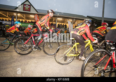 Carmarthen, Camarthenshire, Wales, UK. 24. Oktober, 2017. Radfahrer aus Towy Mitfahrer Fahrrad Club, die Nabe Club für dieses renovierte Velodrome. Die Eröffnung cremony wurde im strömenden Regen durch den Bürgermeister von Carmarthen statt. Das Velodrom, die ursprünglich im Jahr 1900 eröffnet wurde, ist das nur im konkreten Radweg der Welt. Es ist grösser als ein Hallenbad velodrome. Eine der ältesten freien velodromes am Dienstag, den 24. Oktober 2017 wieder eröffnet. Credit: Paul Quayle/Alamy leben Nachrichten Stockfoto