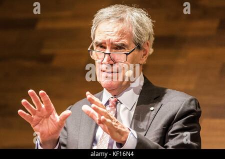 Wien, Vienna, Austria. 24 Okt, 2017. dr. Michael Ignatieff, der Präsident und Rektor der angeschlagenen Central European University in Budapest, Ungarn, eine Konferenz Aussehen an der Wirtschaftsuniversität Wien (wirtschaftsuniversitã¤t Wien). "Hochschulen: Schlüssel zu einer offenen Gesellschaft, das Ziel der politischen Feindschaft?" war der Titel der Konferenz, die Angriffe auf die Central European University durch den Fidesz Regierung von Ungarn in einem angeblichen Bemühungen der Einfluss der Milliardär und Philanthrop George Soros im Land zu bändigen diskutiert. Die zentrale Eur Stockfoto