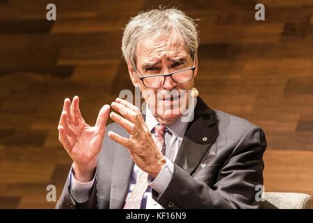 Wien, Wien, Österreich. Oktober 2017. Dr. Michael Ignatieff, Präsident und Rektor der umkämpften Mitteleuropäischen Universität in Budapest, Ungarn, tritt an der Wirtschaftsuniversität Wien (WirtschaftsuniversitÃ¤t Wien) auf. "Universitäten: Schlüssel zu einer offenen Gesellschaft, Ziel politischer Feindseligkeit?" lautete der Titel der Konferenz, auf der die Angriffe der ungarischen Fidesz-Regierung auf die Mitteleuropäische Universität erörtert wurden, um den Einfluss des Milliardärs George Soros in diesem Land einzudämmen. Der Zentrale Eur Stockfoto