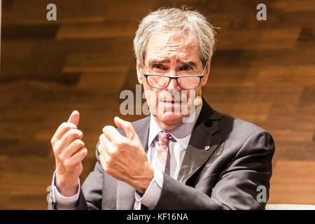 Wien, Vienna, Austria. 24 Okt, 2017. dr. Michael Ignatieff, der Präsident und Rektor der angeschlagenen Central European University in Budapest, Ungarn, eine Konferenz Aussehen an der Wirtschaftsuniversität Wien (wirtschaftsuniversitã¤t Wien). "Hochschulen: Schlüssel zu einer offenen Gesellschaft, das Ziel der politischen Feindschaft?" war der Titel der Konferenz, die Angriffe auf die Central European University durch den Fidesz Regierung von Ungarn in einem angeblichen Bemühungen der Einfluss der Milliardär und Philanthrop George Soros im Land zu bändigen diskutiert. Die zentrale Eur Stockfoto