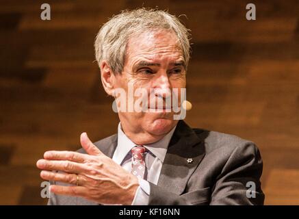 Wien, Wien, Österreich. Oktober 2017. Dr. Michael Ignatieff, Präsident und Rektor der umkämpften Mitteleuropäischen Universität in Budapest, Ungarn, tritt an der Wirtschaftsuniversität Wien (WirtschaftsuniversitÃ¤t Wien) auf. "Universitäten: Schlüssel zu einer offenen Gesellschaft, Ziel politischer Feindseligkeit?" lautete der Titel der Konferenz, auf der die Angriffe der ungarischen Fidesz-Regierung auf die Mitteleuropäische Universität erörtert wurden, um den Einfluss des Milliardärs George Soros in diesem Land einzudämmen. Der Zentrale Eur Stockfoto